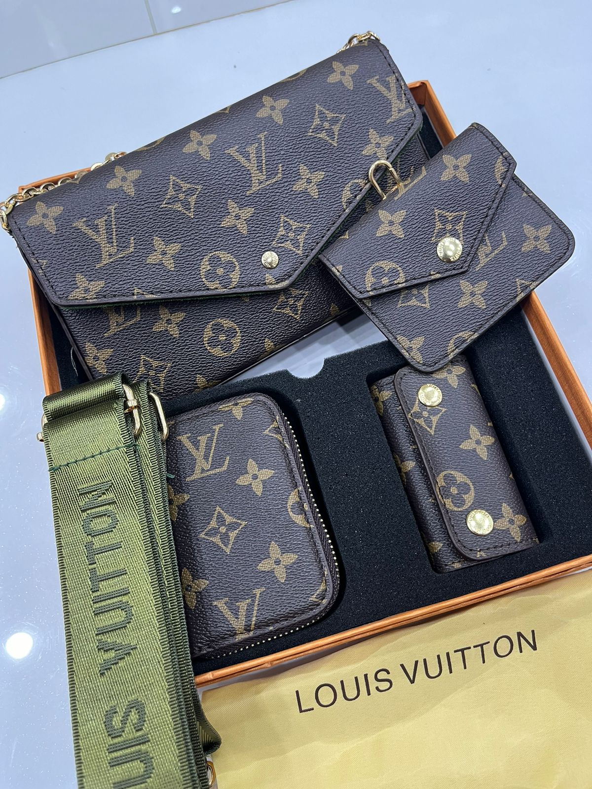 LV (Crossbody bag)