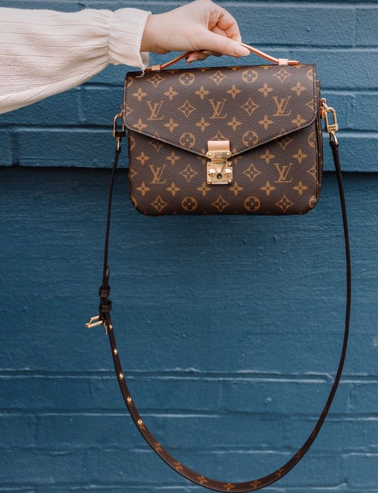 L-VUITTON CORSS BODY